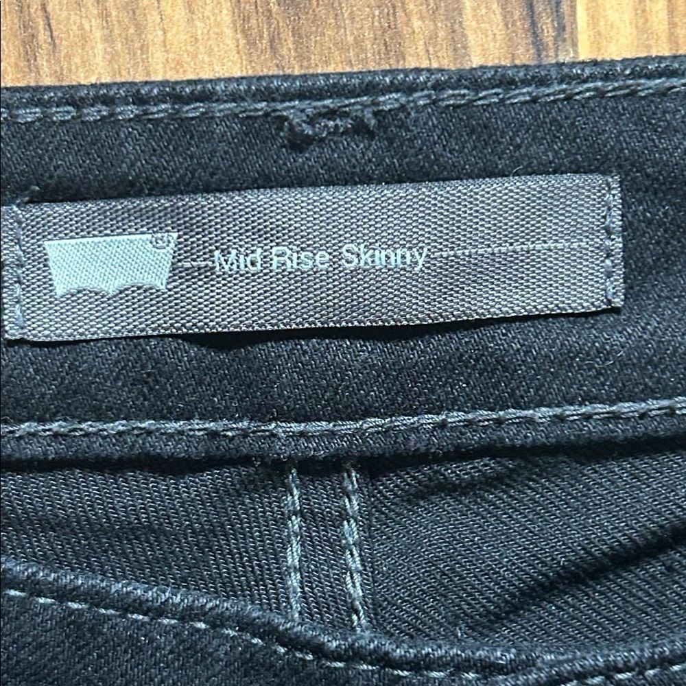 Like New Levi's Black Mid Rise Skinny Jeans - Picture 6 of 9